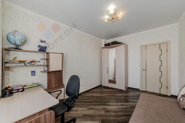 
   Продам 3-комнатную, 79.3 м², Александра Покрышкина ул, 2/2

. Фото 4.