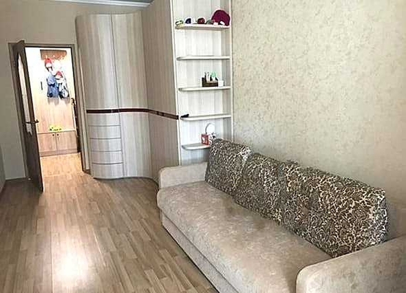 
   Продам 1-комнатную, 49 м², Кати Соловьяновой ул, 155

. Фото 1.