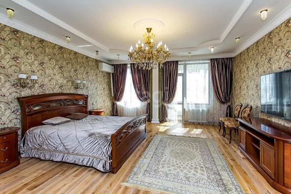 
   Продам 3-комнатную, 270 м², Баварская ул, 8

. Фото 4.