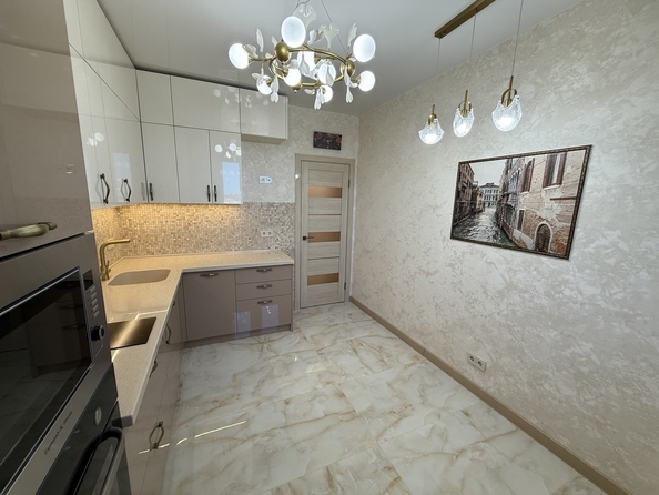 
  Продается 2-комн. квартира, 58 м², Омелькова ул, д. 93
. Фото 4.