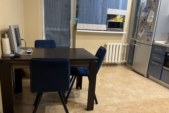 
   Продам 2-комнатную, 72 м², Королева пл, 1Ж

. Фото 4.