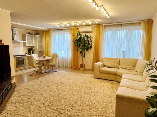 
   Продам 2-комнатную, 80.6 м², Закруткина ул, 70/2

. Фото 1.