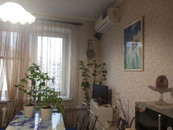 
   Продам 2-комнатную, 54 м², Думенко ул, 13/1

. Фото 9.