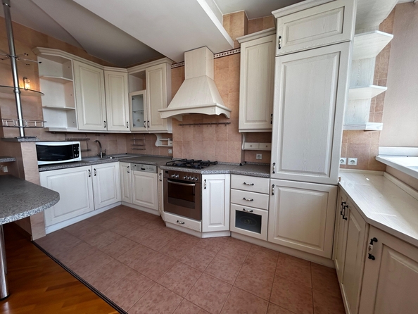
   Продам 4-комнатную, 212 м², Большая Садовая ул, 39а

. Фото 3.