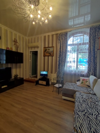 
   Продам 3-комнатную, 65 м², Обороны ул, 60

. Фото 1.